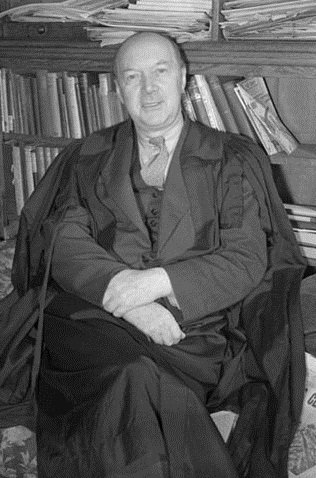 Pratt in robes, 1944